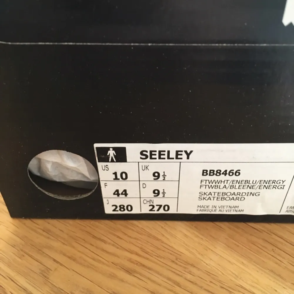 Adidas Seeley, något små i storleken. Franska 44 är EU 43,5.  I min profil finns även matchande plagg!. Skor.