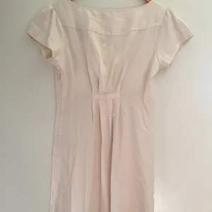  - Vit silkig klänning, fin till studenten! Jag är 1.69 och den går lite över knäna. Från vero Moda, använd 2 ggr!