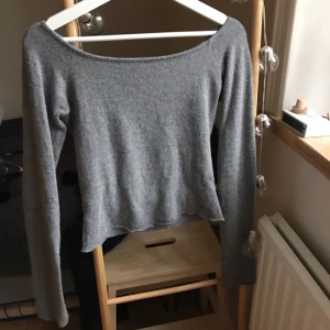  - Topp från Brandy Melville Kortare modell (cropped) men långa armar och bardot-ish-urringning. Mycket elastisk! One size men vill säga att den är en S.  Köparen betalar ev. frakt!     60% Wool 20% Viscose 20% Polyester