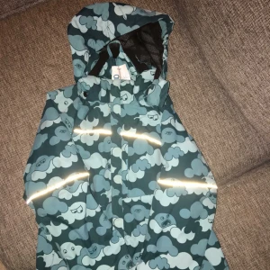  - Polarn och pyret jacka 
Använd fåtal gånger, jättefint skick.