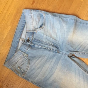  - Ljusa stuprörsjeans med superhög midja från Cheap Monday. Stretchiga och sköna och sitter som en smäck! 👌

Möts upp i Uppsala eller skickar med postens förfrankerade kuvert mot fraktkostnaden. Kan vara lite seg på att svara - don't be offended. ✌️