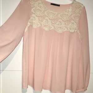  - En fin blus köpt i London. Använd ett fåtal gånger. Kan frakta och skicka fler bilder :) 