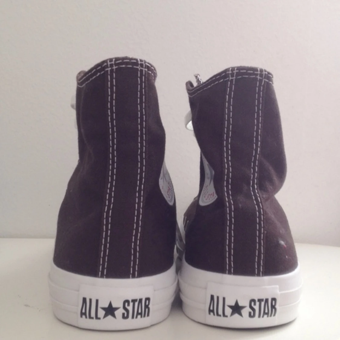 Bruna höga Converse, specialdesignade från USA! Aldrig använda pga fel storlek