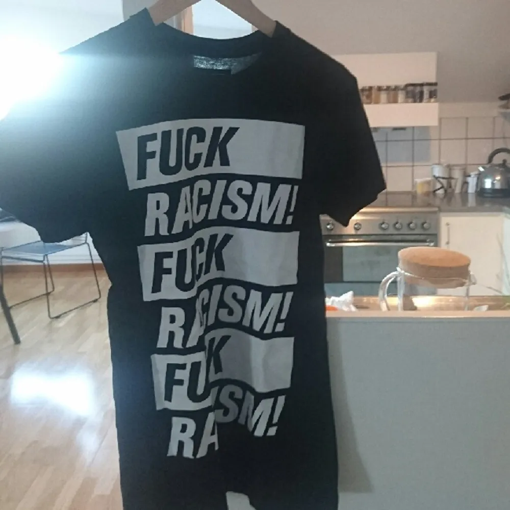 T-shirt i nyskick. take a stand! . T-shirts.