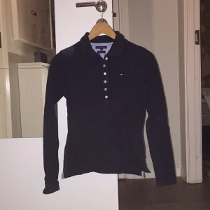  - En rugby tröja från Tommy Hilfiger i slim fit! Köptes på dam avdelningen men är rätt säker att den passar vilket kön som helst som är rätt liten i kroppen. Bra skick! 
