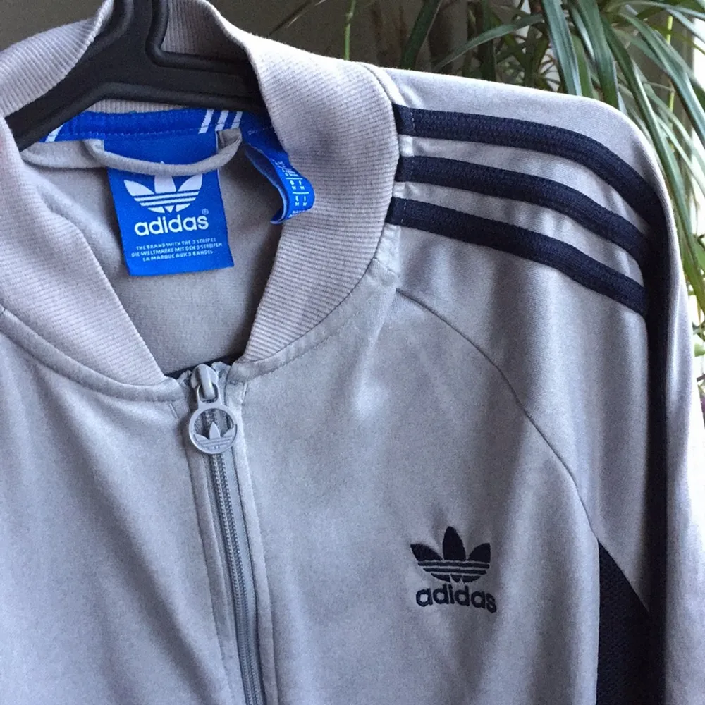 Zip från Adidas. Storlek M herr. Mycket fint skick, som ny. . Hoodies.