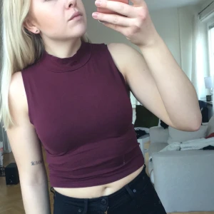  - Topp från Gina Tricot i vinröd färg. 