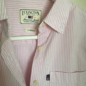  - Rosa Lexington skjorta i väldigt bra skick, endast använd 2 gånger. Stl XS men rätt stor i storleken.