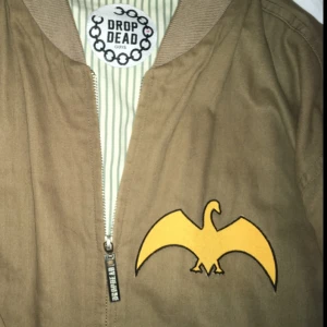  - Bomberjacka från Drop Dead. Maskinens logga på bröstet. Bra skick förutom några fläckar från läppstift på kragen och inuti jackan men de syns knappt. 