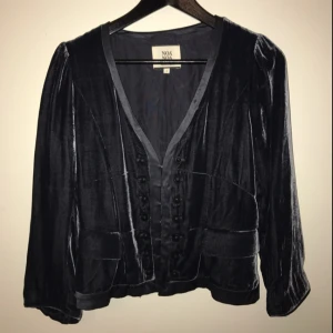  - Blå Sammetskavaj från Noa Noa🦄 inklusive frakt