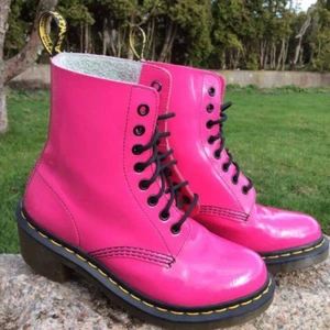  - Rosa docs med klack. Använda men i bra skick. 