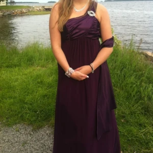  - Jätte fin balklänning storlek S. +kuvertväska 1300kr +frakt/eventuellt mötas upp i Gävle. Swish/kontanter går bra. 