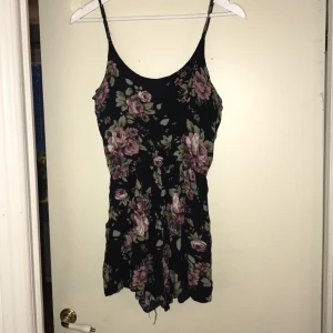  - Blommig byxdress. Känns som en Small i storlek. Inga lappar kvar. 20kr +frakt/eventuellt mötas upp i Gävle. Kontanter/swish går bra. 