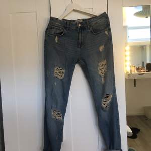 Supersnygga boyfriend jeans från Carlings, nypris 600kr. Tyvärr för små för mig så då kommer ej till användning och därför är dom också i riktigt bra skick🙌🏻