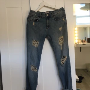  - Supersnygga boyfriend jeans från Carlings, nypris 600kr. Tyvärr för små för mig så då kommer ej till användning och därför är dom också i riktigt bra skick🙌🏻