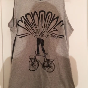  - Grått tanktop-linne med motiv, från rebel 8