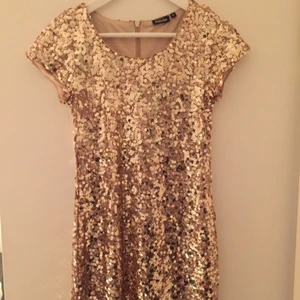  - Guldig glitter klänning 