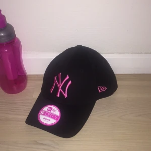  - Helt ny NY keps: 100kr 