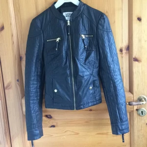  - Snygg skinnjacka i imitationskinn! Figur sydd och mycket fint skick, som ny! Stl xs men stor i storleken eftersom den passar mig som har small. 