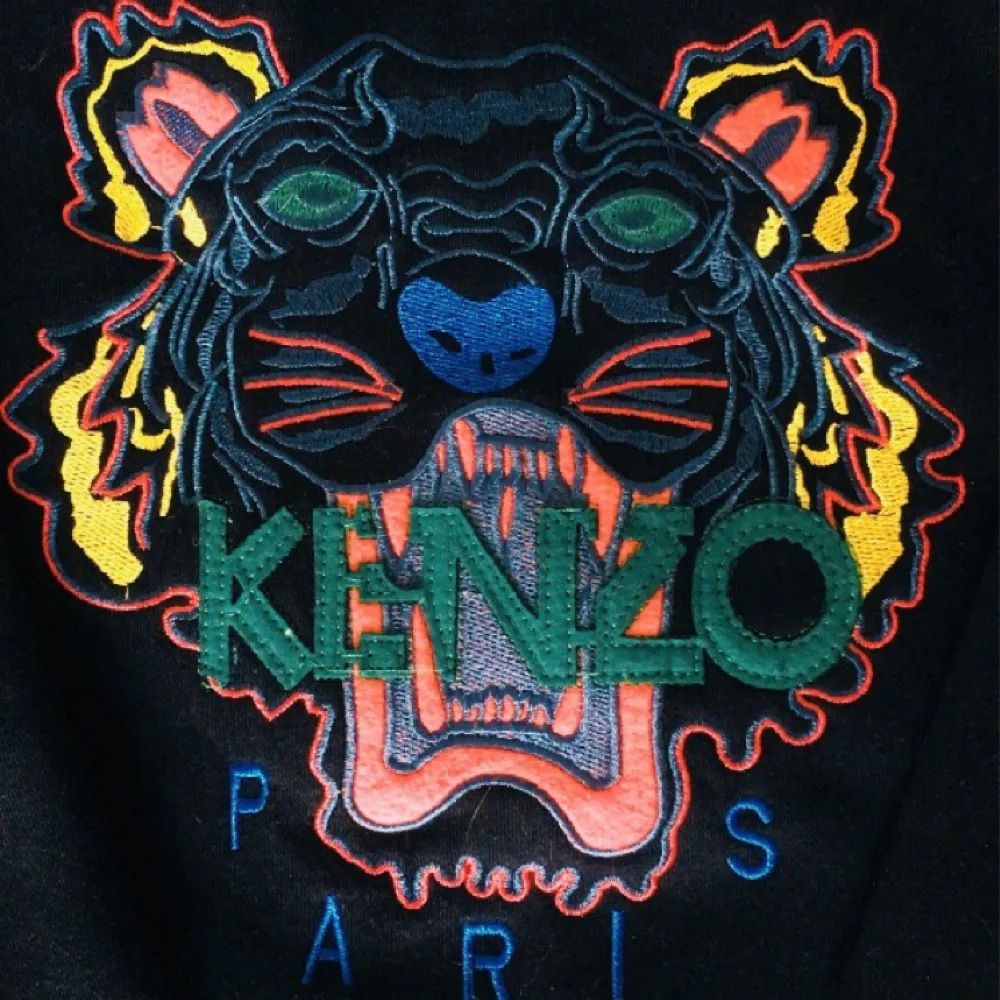 Härlig fake Kenzo tröja, aldrig använd. Köpt på plick men va inte min stil✨✨ Köpare står för frakt :). Hoodies.