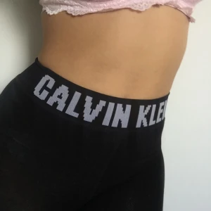  - Högmidjade tights/långkalsonger från Calvin Klein. Liten i storlek men passar mig som har S/M på underdelar. Köp 1 för 100kr + frakt eller köp 2 för 180kr och gratis frakt. Nypris 200kr styck