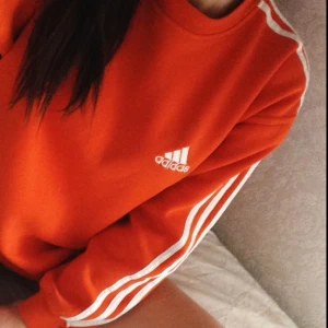  - Världens finaste orangea Adidaströja, vintage! 😌Osäker på storleken men skulle säga att den är en M/L. Jag är en storlek S normalt och den är perfekt oversized på mig 🏝