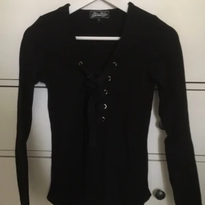  - Långarmad topp med snörning framtill!  