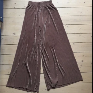  - Svårt att fånga dessa på bild tyvärr, men de är hur underbara som helst i verkligheten! Köpta för runt 1000-lappen på American Apparell. Säljes för 250 pga några små fettfläckar som jag förvisso inte prövat att tvätta bort.  Finns att hämta i centrala Malmö, kan annars frakta men då betalar köparen frakten!