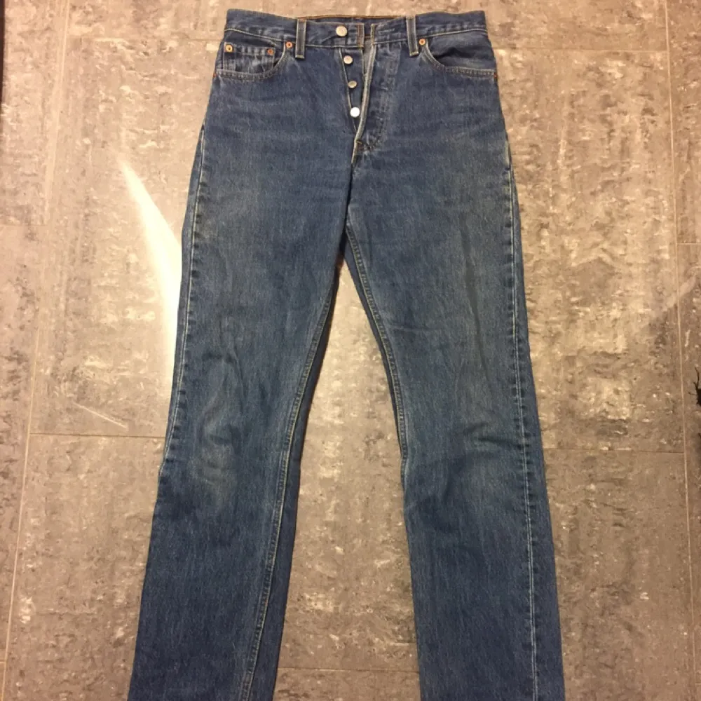 Mörka inte så använda Levis jeans från 80/90-talet. En nästan omärkbar fläck i nedre kanten. Knappar hela vägen/ingen dragkedja . Jeans & Byxor.