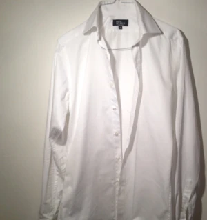 Skjorta Oscar Jacobsson. Knappt använd. Nypris 899 kr  - Skjorta Oscar Jacobsson. Knappt använd. Nypris 899 kr 