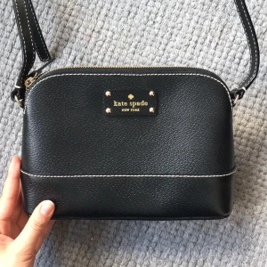  - Underbar väska från Kate Spade! Aldrig använd ! 🌸 har ett fack i och superfint rosa foder 😍! Nypris 1500