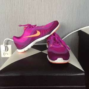  - Lila Nike fitness skor •  Sparsamt använda • Kan postas men köparen står för frakten • Finns i Hbg/Klippan •