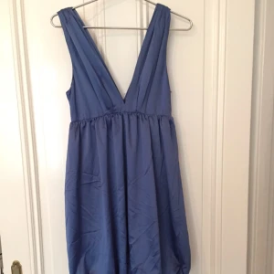  - Helt ny klänning med lapparna kvar. Sidenliknande tyg med fint fall. Storlek M.