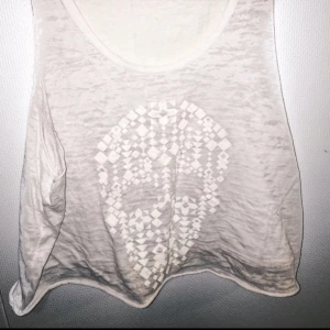  - Ett vitt linne från Topshop med ett vitt dödskalle tryck på framsidan! Skulle säga att linnet passar allt från small till large! 💀