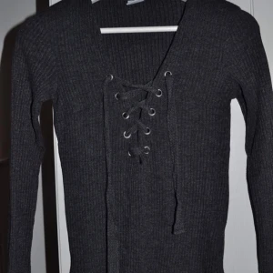  - Tröja från ginatricot med snörning.
Gått upp i sömmen längst upp men syns enligt mig inte