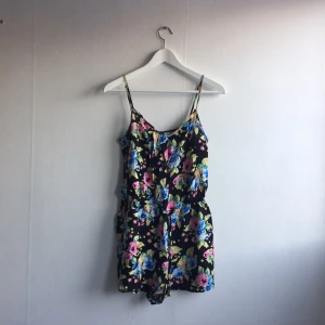  - Söt blommig byxdress från hm!