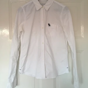  - Skjorta från Abercrombie & Fitch.