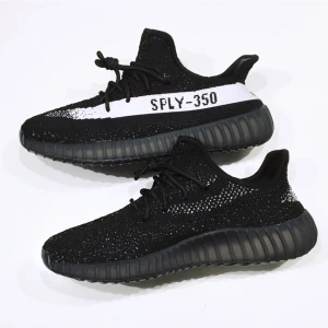  - Ett par (inte äkta) yeezy 350 V2 "Oreo". Endast provade en gång, aldrig använda. Väldigt sköna när jag provade dom. Säljes då dom inte faller mig i smaken och bara står i garderoben. Kan skickas. Köparen står för frakten.   Har inte lådan.