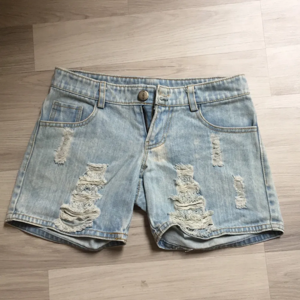 Shorts ifrån kamin. Storlek L men väldigt liten i storleken så passar S. Shorts.