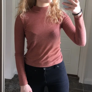  - Polotröja köpt från Topshop. Har en rostfärgad ton, är gjord på ett härligt tunt material och den är också smått genomskinlig. Inga skavanker eller hål någonstans på tröjan! bara att kontakta om du vill ha fler bilder eller undrar något! 🌹    Frakt är ej inkluderat i priset