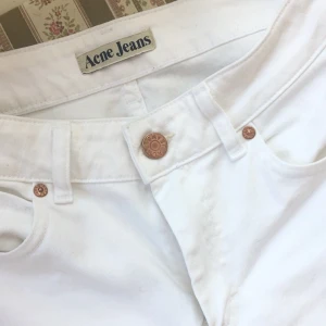  - Raka acne-jeans med medelhög midja. Blir som ett mellanting mellan bootcut och stuprör. Sparsamt använda.