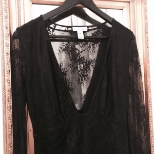  - Svart spetsklänning från Nelly Aldrig använd.  Passar storlek M
