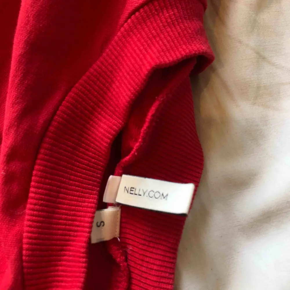Röd tröja med ballongärmar från Nelly.com Använd ett fåtal gånger. Storleken är S och köparen står för frakt:). Toppar.