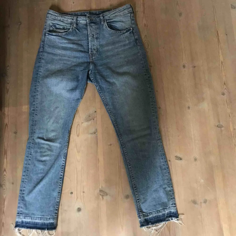 Blåa jeans från HM CONSICOUS. Storlek 29 men passar även 28. . Jeans & Byxor.