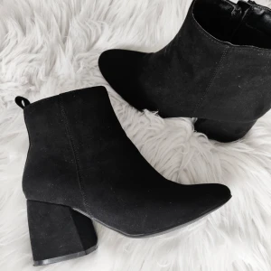 Skor med klack - Dressade ankelboots i svart mockaimitation. Stilren modell med snyggt snedställd klack och praktisk dragkedja på insidan av skaftet. Klackhöjd:7.5 cm Skafthöjd:12 cm Skaftvidd:27 cm