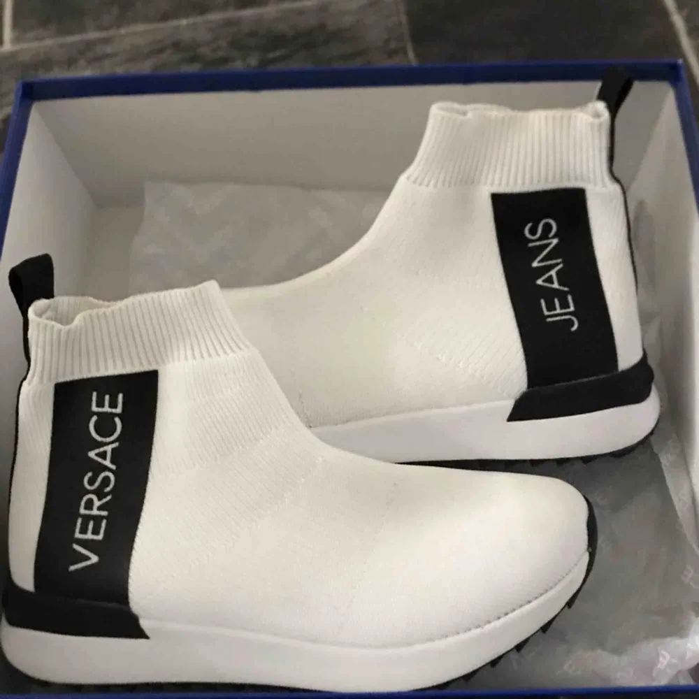 Versace Jeans Sneakers (Slip-in’s) i strl 37, inköpta från Zalando för 1195kr! Kvitto finns. . Skor.