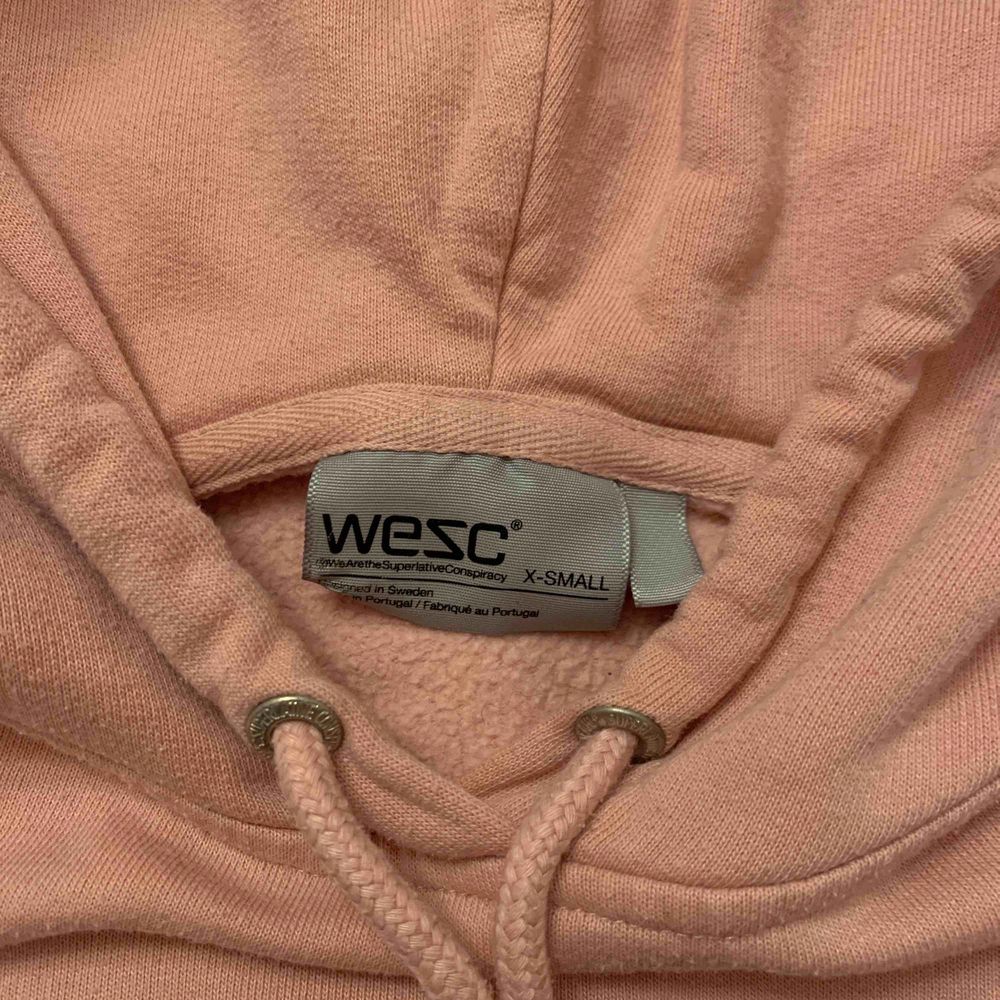 Mysig rosa Wesc hoodie , bra skick säljer den för att den inte passar mig längre . Huvtröjor & Träningströjor.