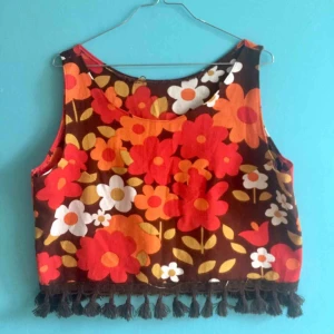  - Så fint linne, hemmasytt, därav ingen storleksmärkning. Uppskattar storleken till M- är du intresserad kan jag mäta.  Avhämtning i Hägersten (kan eventuellt mötas upp i centrala Stockholm). Kan även posta- Då står köparen för frakt.