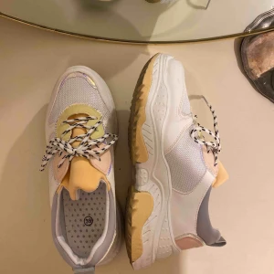  - Sneakers i storlek 39, är dock lite försmå för mig med 39 och skulle säga att dessa är som ett par 38or! Endast använda en gång, pga försmå! Beställda från ASOS i somras.