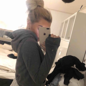  - Grå kofta från hollister, superskön! Och långa ärmar⭐️